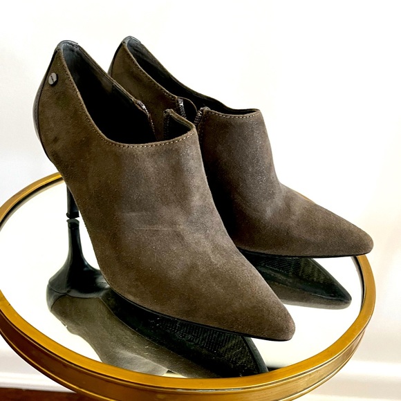 GREY SUEDE AND PATENT LEATHER SHOOTIES - Picture 2 of 9